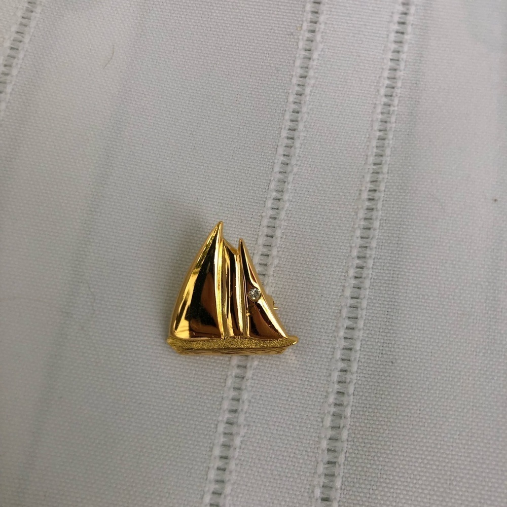 Vtg Gold Tone Sailboat Brooch